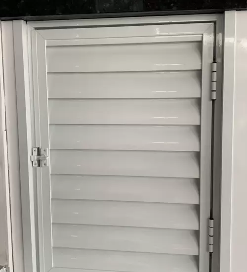 Armário Veneziana com Gabinete de Pia – Beleza e Funcionalidade em um Só Conjunto